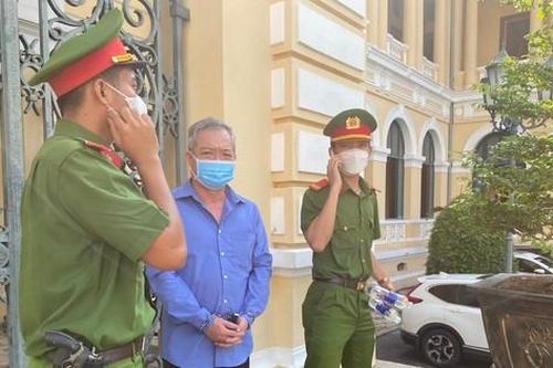 Giám đốc doanh nghiệp mang 2 bao tiền đến phòng giám đốc ngân hàng để 'bôi trơn' vay vốn