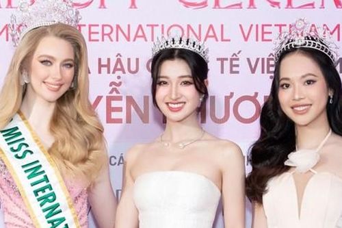 Đương kim Hoa hậu Quốc tế dự buổi trao sash cho Phương Nhi