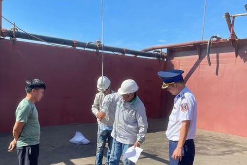 Vùng Cảnh sát biển 3 tạm giữ tàu chứa 200m3 cát không rõ nguồn gốc