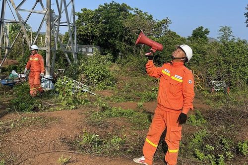 Công nhân Truyền tải điện Đắk Lắk với những 'sáng kiến nhỏ, hiệu quả cao'
