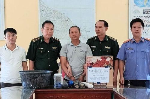 Bắt đối tượng vận chuyển lượng lớn mìn và thuốc nổ