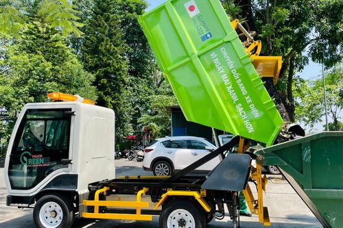 Huế dùng 6 xe tải điện thu gom rác thải nhằm phát triển giao thông xanh