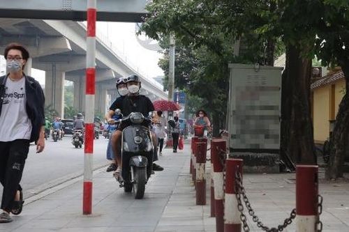 Muôn kiểu 'sáng tạo' dựng rào, xây trụ ngăn xe đi lên vỉa hè ở Hà Nội