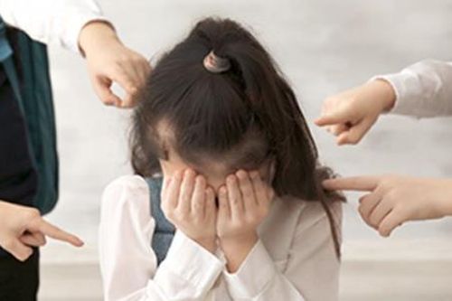 Nữ sinh lớp 8 nhập viện tâm thần: Bạn cầm vở tát vào mặt, đe dọa suốt ngày
