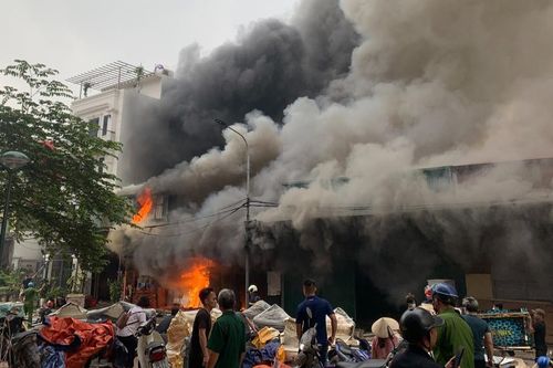 Hà Nội: Sau tiếng nổ, lửa bùng lên ngùn ngụt ở dãy kho xưởng khu Đền Lừ