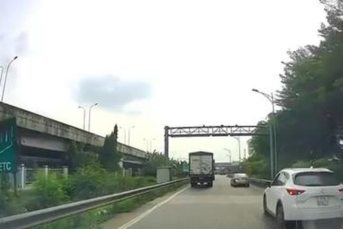 Xuất hiện 2 ô tô đi lùi trên đường dẫn cao tốc Long Thành - Dầu Giây