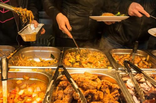 Bị nhắc vì mua 1 vé buffet cho 3 người ăn, khách nói chỉ 'ăn phụ mẹ cho đỡ phí'
