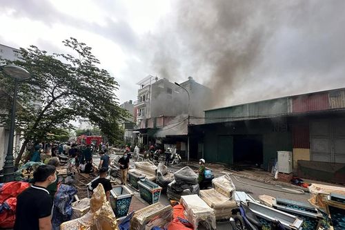 Cháy lớn tại kho chứa hàng chợ đầu mối Đền Lừ