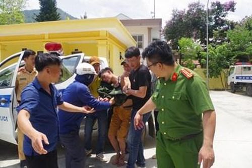 Phê chuẩn khởi tố, bắt tạm giam đối tượng sát hại vợ rồi trốn vào đống lốp xe