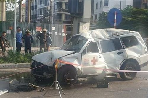 Hình ảnh kinh hoàng vụ xe y tế đâm vào trụ điện khiến tài xế tử vong