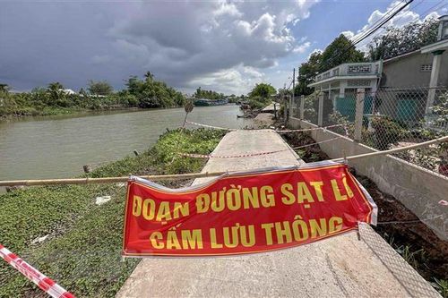 Cần Thơ: Xuất hiện nhiều điểm sạt lở bờ sông, chia cắt giao thông