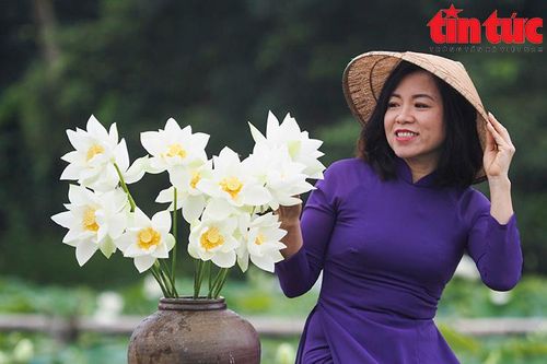 Đầm sen trắng thu hút người dân Hà thành chiêm ngưỡng