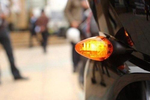 Tắt xi nhan khi chưa qua hết đường có bị xử phạt không?