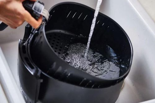 Mẹo làm sạch nồi chiên không dầu trong nháy mắt, không mất công kỳ cọ