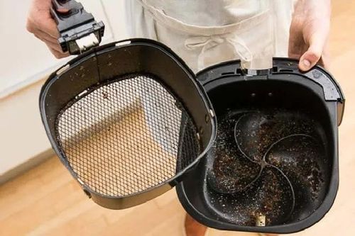 Rửa nồi chiên không dầu không cần kỳ cọ, làm cách này mỡ tự rủ nhau trôi đi hết