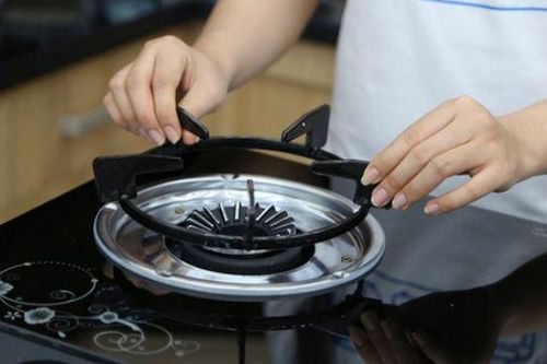 Trộn chút muối trắng với dầu gội: Lợi ích tuyệt vời, giải quyết vấn đề cả nam và nữ đều gặp