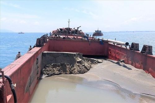 Bà Rịa-Vũng Tàu tạm giữ, điều tra tàu chở cát không rõ nguồn gốc
