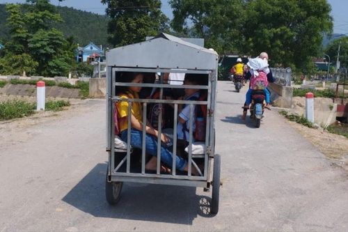 Xôn xao hình ảnh xe tự chế chở trẻ đi học giữa nóng đỉnh điểm