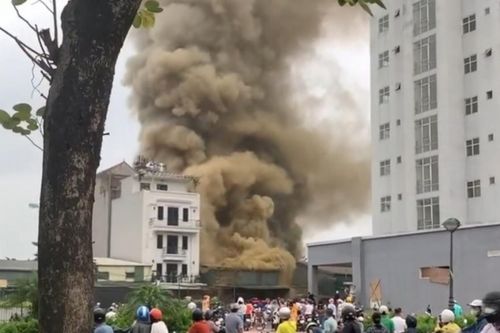 Cháy lớn ở Đền Lừ, cột khói nghi ngút bốc lên cao khiến nhiều người sợ hãi