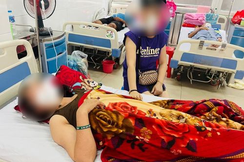 Ngó vào thang máy khi đang sửa chữa, người phụ nữ phải nhập viện khẩn sau đó