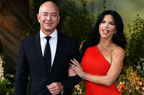 Tỷ phú Jeff Bezos đính hôn với bạn gái: Bữa tiệc diễn ra trên du thuyền 500 triệu USD