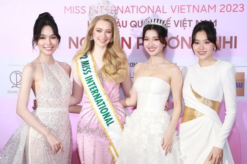Dàn Hoa - Á hậu hội ngộ chúc mừng Phương Nhi tham dự Miss International