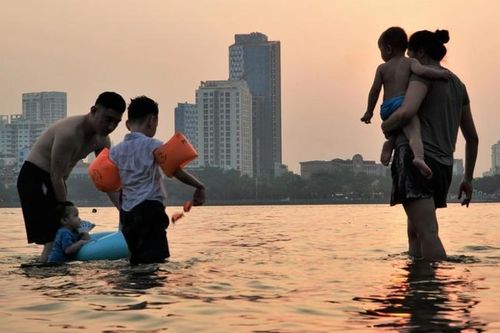 Người dân đổ ra Hồ Tây bơi ngày nắng nóng, cẩn thận nguy cơ đuối nước