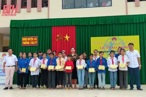 Trao 20 suất học bổng và quà cho học sinh khó khăn Trường THCS Thanh Phong (Như Xuân)