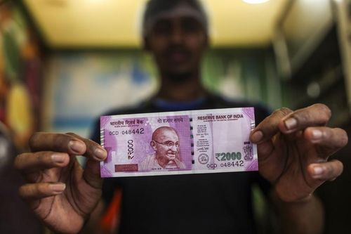 Đồng Rupee mệnh giá 'khủng' ngừng lưu hành, dân Ấn Độ đổ xô mua vàng