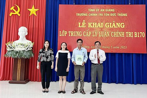 Trường Chính trị Tôn Đức Thắng khai giảng lớp Trung cấp lý luận chính trị B170