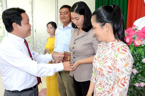 Trường Chính trị Tôn Đức Thắng bế giảng Lớp bồi dưỡng kiến thức quản lý nhà nước ngạch chuyên viên chính