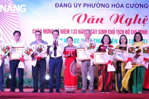 Khen thưởng 60 cá nhân tiêu biểu trong học tập và làm theo Bác