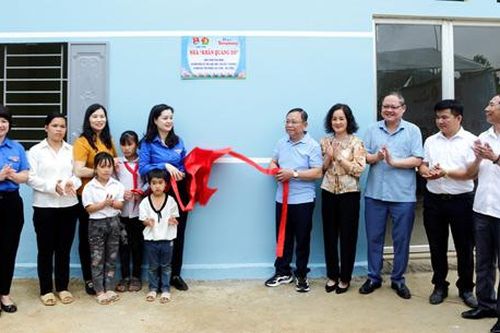 Khánh thành bàn giao nhà khăn quàng đỏ tại huyện Chi Lăng