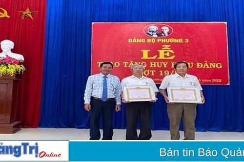 514 đảng viên được tặng và truy tặng Huy hiệu Đảng đợt 19/5
