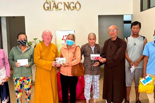 Báo Giác Ngộ trao tiền ủng hộ của bạn đọc đến bệnh nhân có hoàn cảnh khó khăn