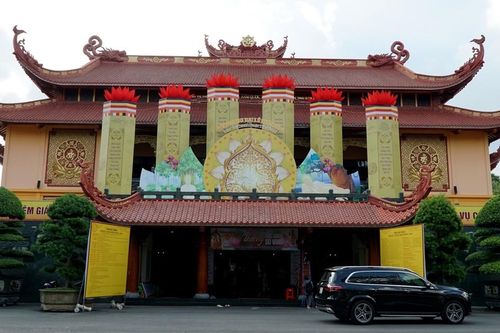 Hòa thượng Thích Lệ Trang thị sát công tác thiết trí phục vụ các sự kiện tại Việt Nam Quốc Tự