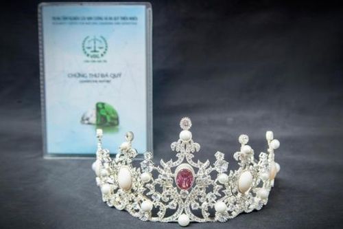 Bộ 3 vương miện của Miss Sake VietNam 2023 được chế tác từ đá quý