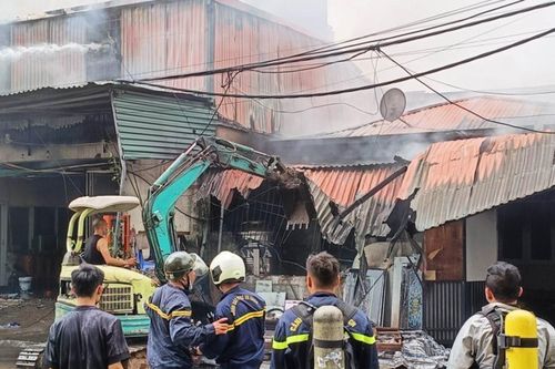 Hà Nội: Cháy kho chứa hàng, khói lửa bốc lên ngùn ngụt