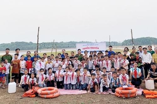 Hướng dẫn kỹ năng chống đuối nước với học sinh ngay tại các ao, hồ mùa hè