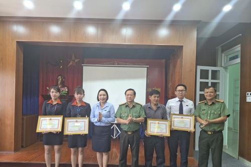 Khen thưởng các cá nhân hỗ trợ bắt kẻ cướp ngân hàng