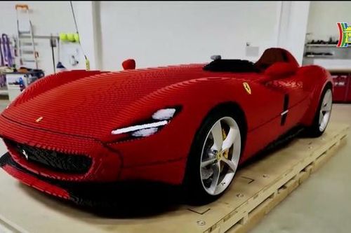 Xe Ferrari được xếp từ lego