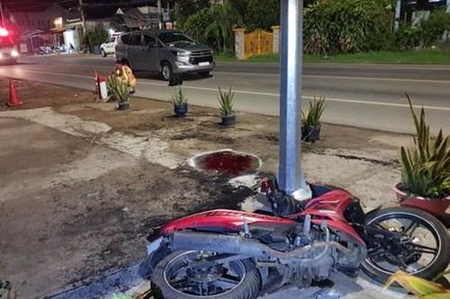 Xe máy va chạm xe 7 chỗ rồi lao vào trụ đèn làm 1 thanh niên tử vong