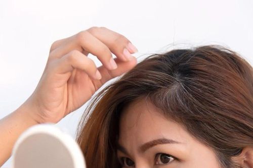 Cách ngăn tóc bạc sớm đơn giản và hiệu quả tại nhà