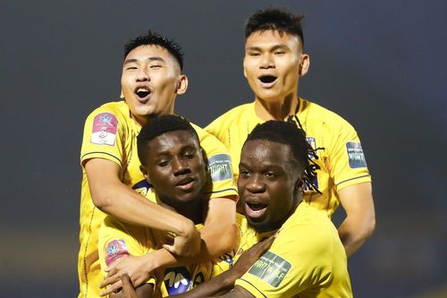 Chủ tịch SLNA bác tin đồn cắt thưởng của cầu thủ