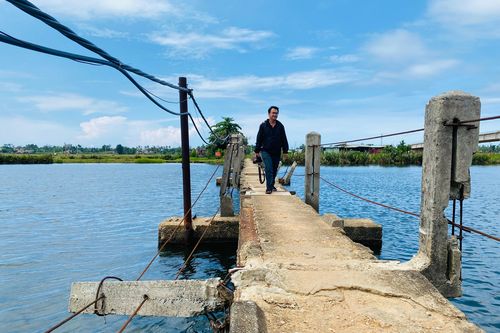 Dân đánh cược mạng sống qua cầu 'tử thần': Vì sao cầu mới chậm tiến độ?