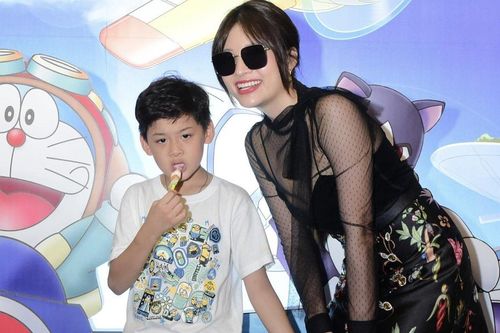 Hoa hậu Phan Hoàng Thu cùng con trai đi xem hoạt hình Doraemon