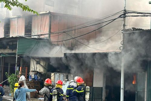Cháy dãy nhà kho chợ đầu mối Đền Lừ