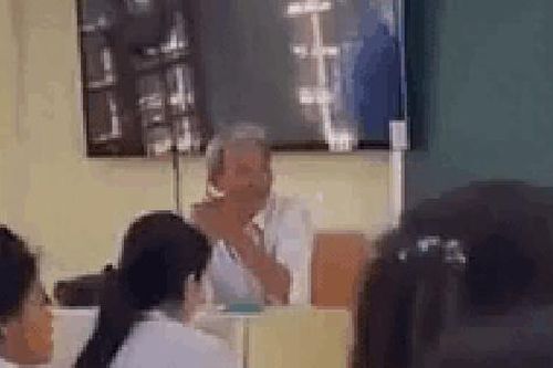 Xúc động khoảnh khắc thầy giáo lau nước mắt trong tiết học cuối cùng trước lúc về hưu