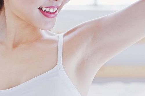 Mẹo hạn chế mùi hôi dưới cánh tay ngày nắng nóng