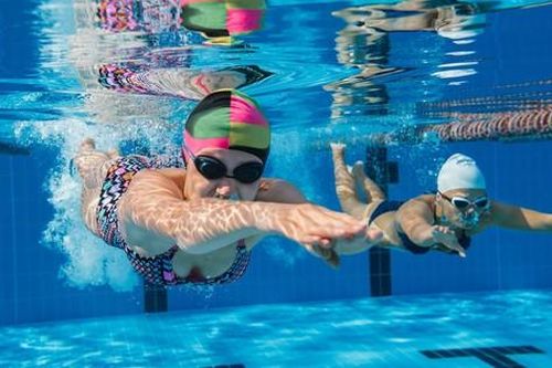 Bơi lội mùa nóng giúp giảm đau ở người bệnh thoát vị đĩa đệm cột sống